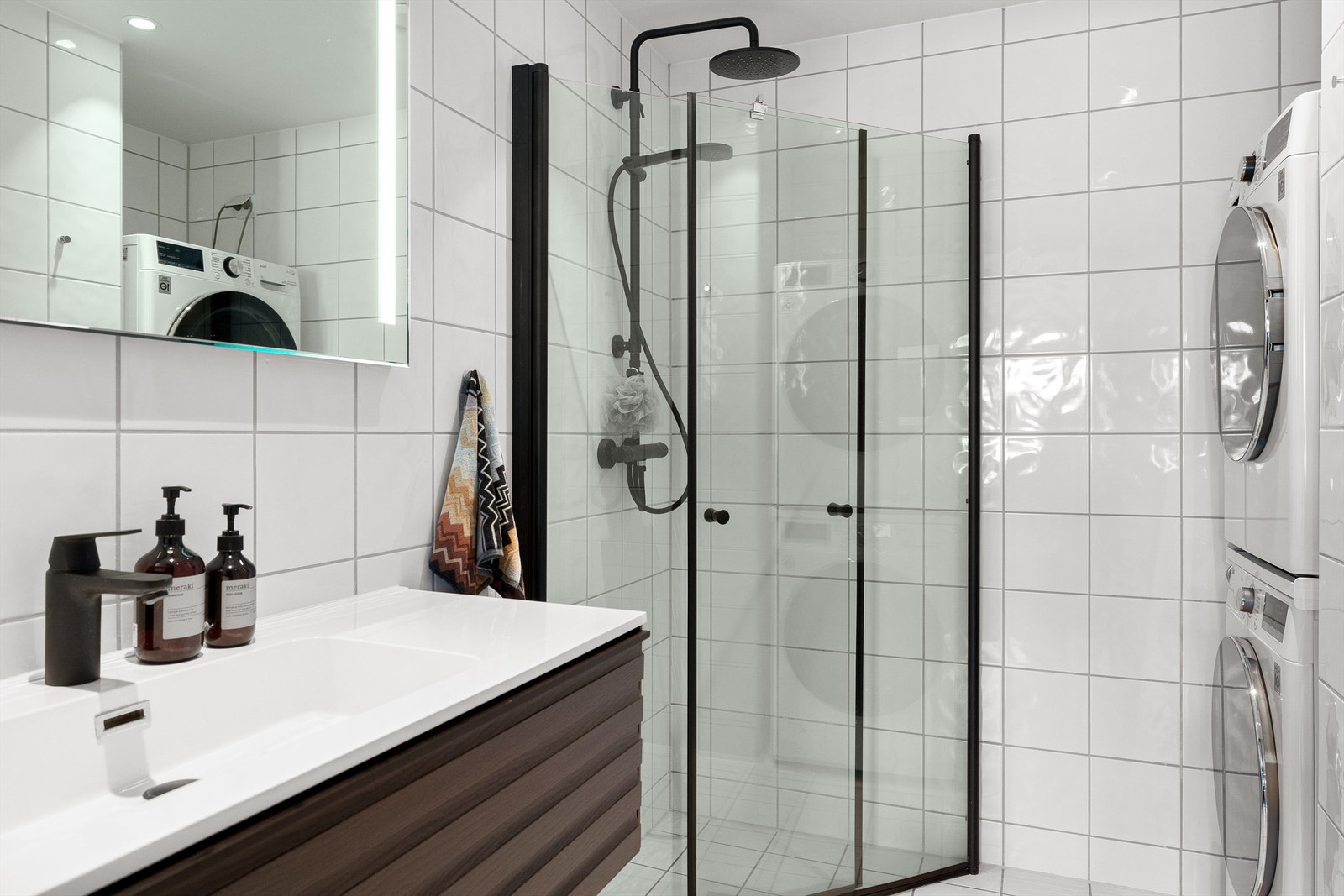 Baderommet er oppgradert i 2022 med dusjdører, dusjbatteri, og servantskap med armatur og speil. Galleribilde