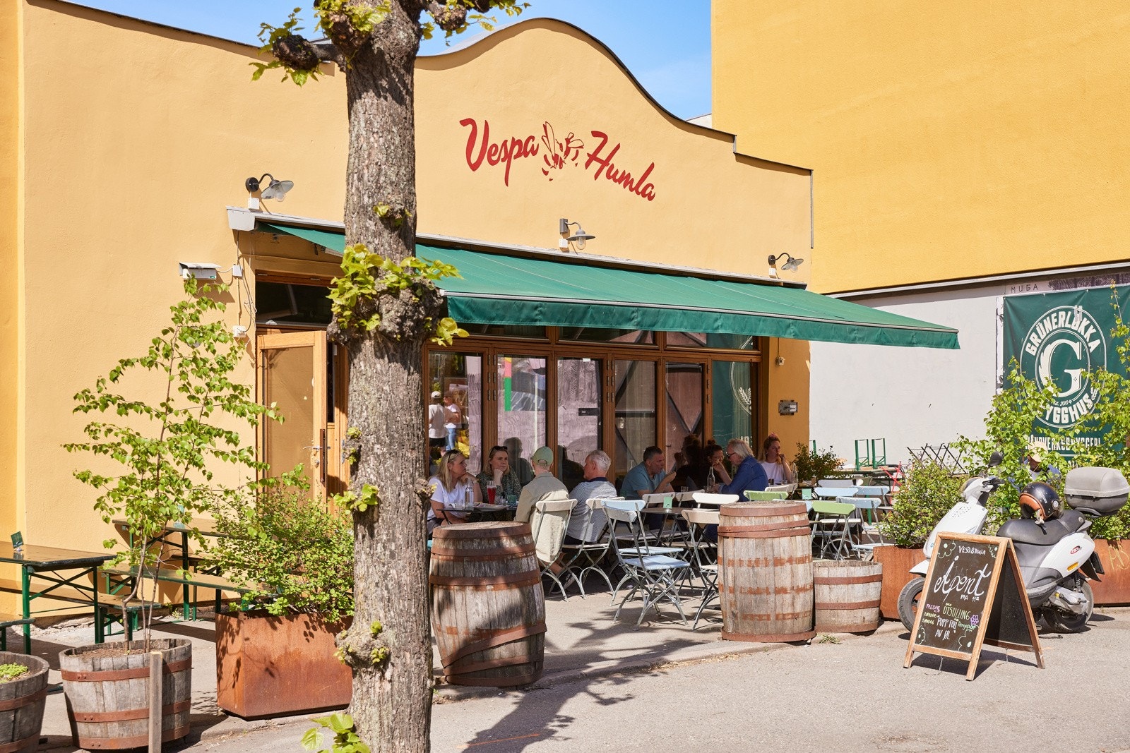 Kort vei til den populære kaféen Vespa og humla. Galleribilde