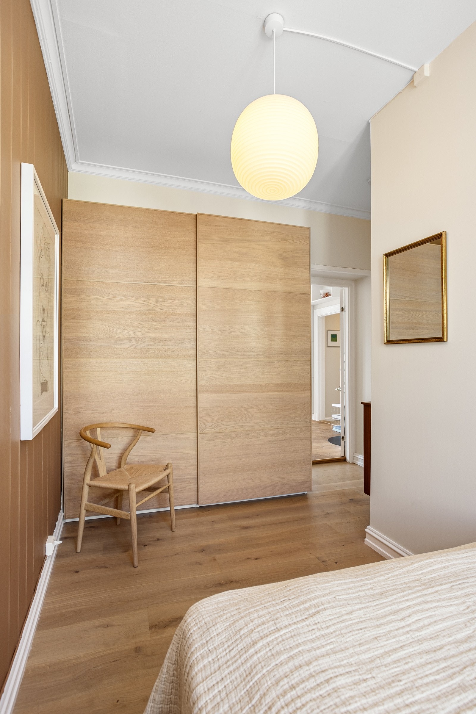 Praktisk skyvedørsgarderobe medfølger salget. Galleribilde