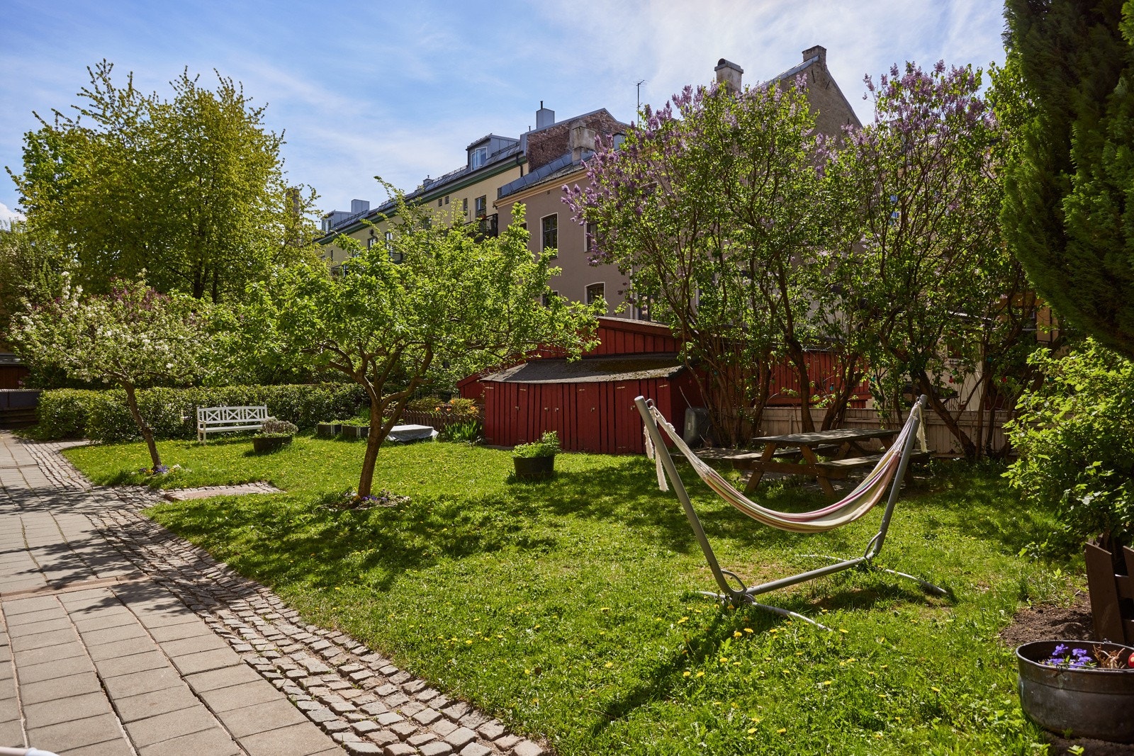 Flott opparbeidet felles gårdsrom med gangstier, gressplen og sittegupper. Galleribilde