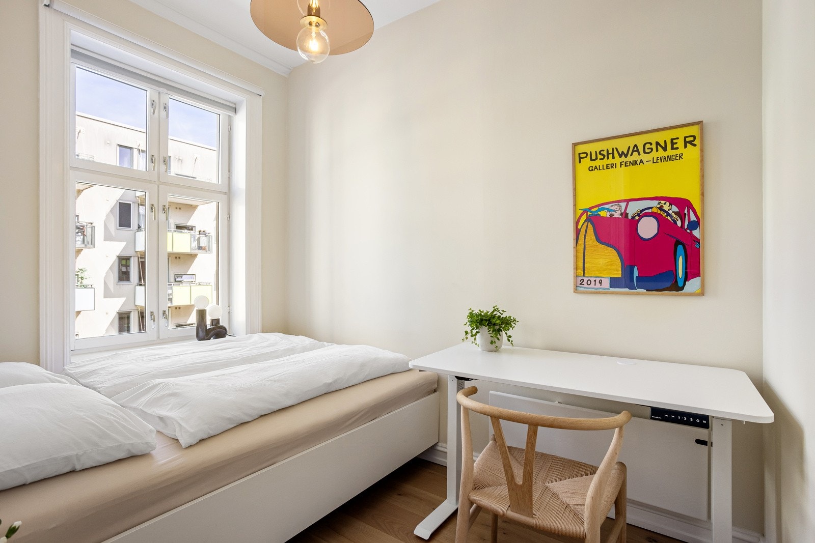 Plass til seng, nattbord og kontorpult. Galleribilde