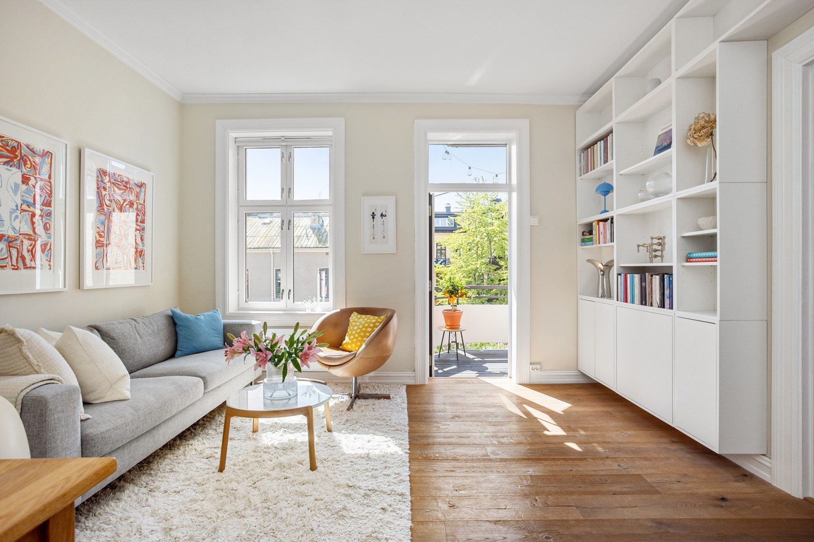 Svært romslig stue med store vinduer og adkomst til balkong som gir gode, innvendig lysforhold, samt en hyggelig utsikt. Galleribilde