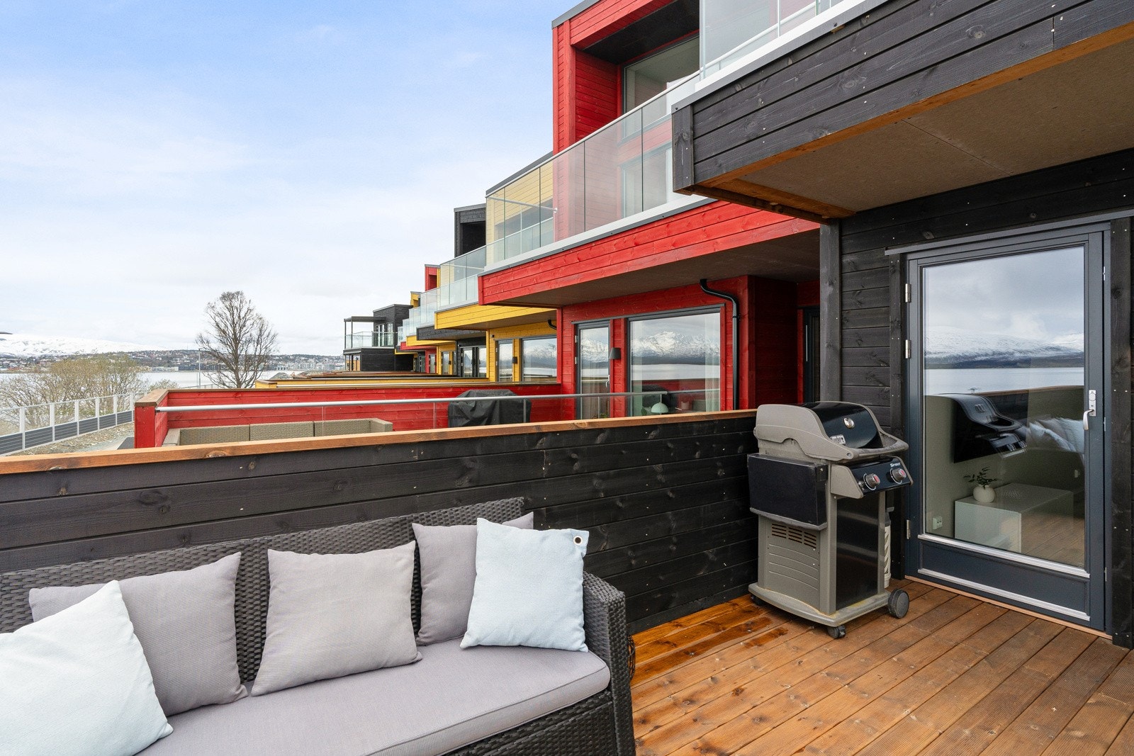 Deler av verandaen er overbygd, noe som gjør den bruksvennlig, ikke bare i solskinn og oppholdsvær. Galleribilde