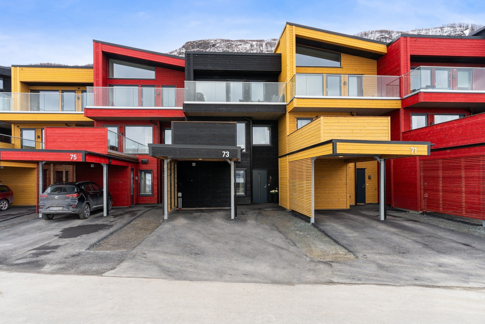 Parkering i carport og sportsbod like ved inngangsparti. Galleribilde