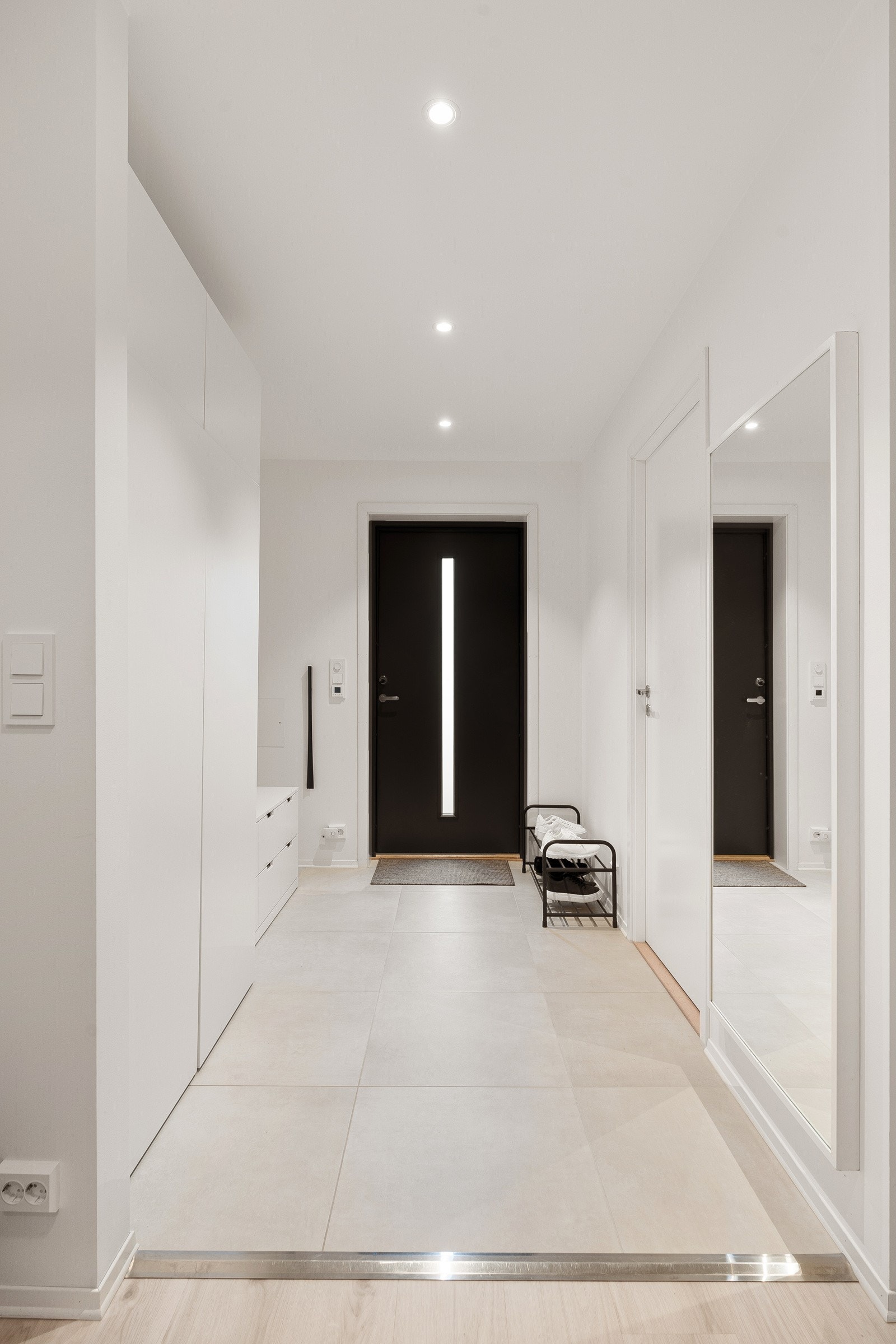 Delikate 60x60 fliser på gulv og downlights i himling. Velkommen tilbake! Galleribilde