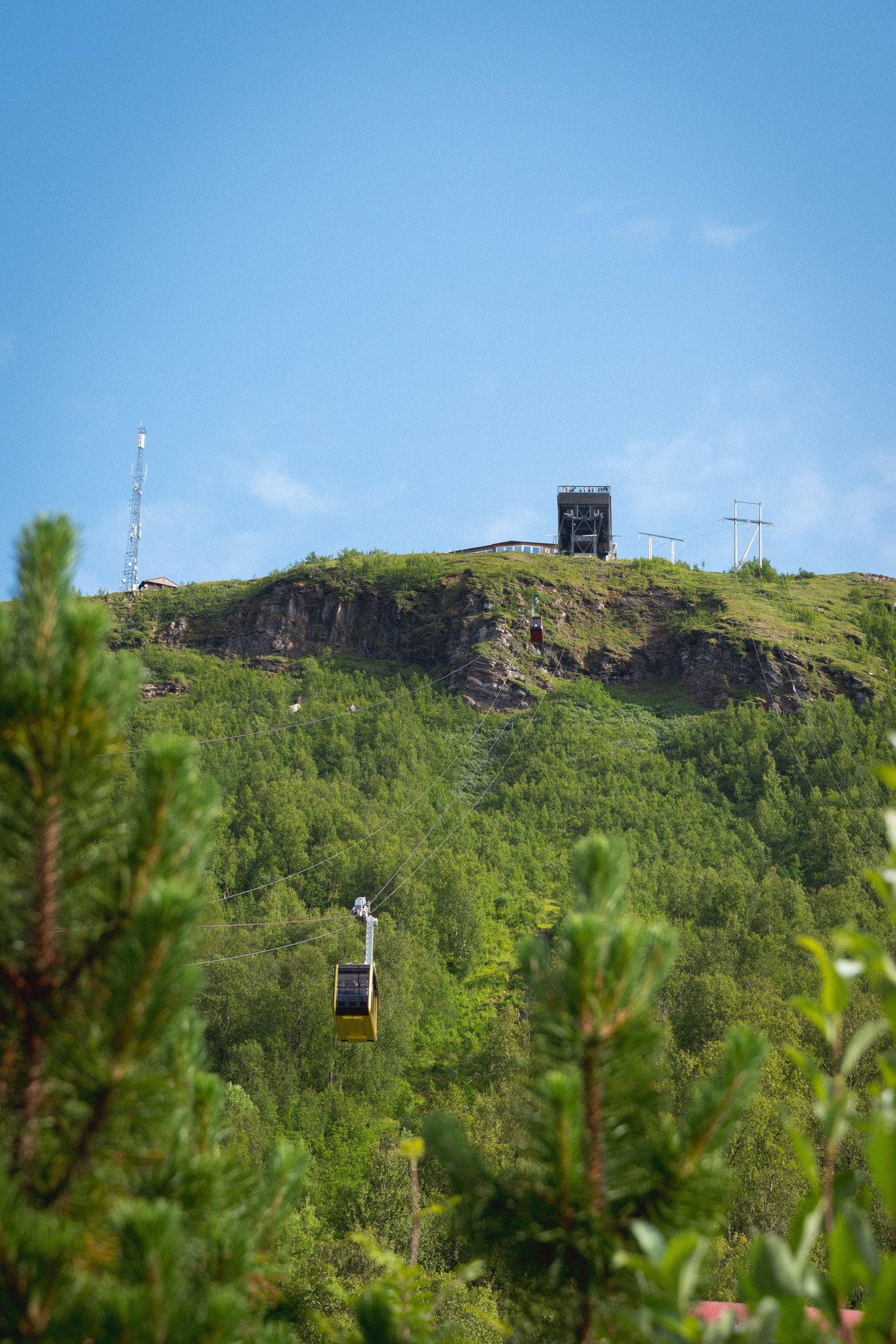 Tromsdalen byr på herlige turområder med Fjellheisen og Sherpatrappa i spissen. Det er for øvrig planlagt alpinbakke (Mortenbakken), butikk, barnehage og treningssenter på Fløylia. Galleribilde