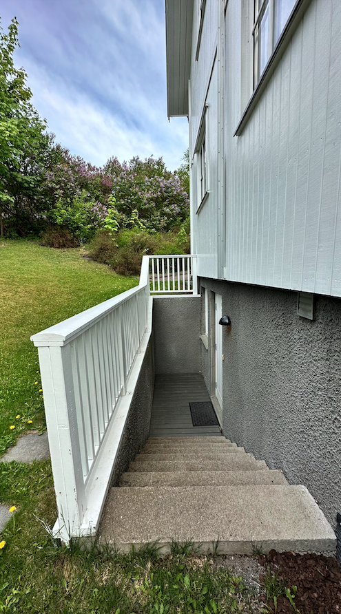 Inngangsparti til hybel: Romslig stue med kjøkken i åpen løsning, bad med opplegg for vaskemaskin, soverom og et disponibelt rom Galleribilde