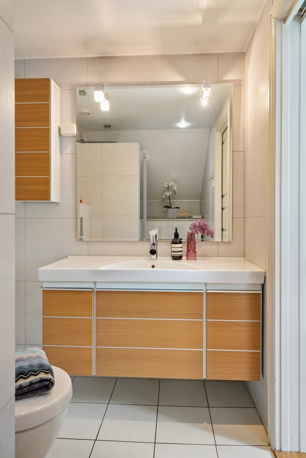 Flislagt bad med downlights og mekanisk avtrekk Galleribilde