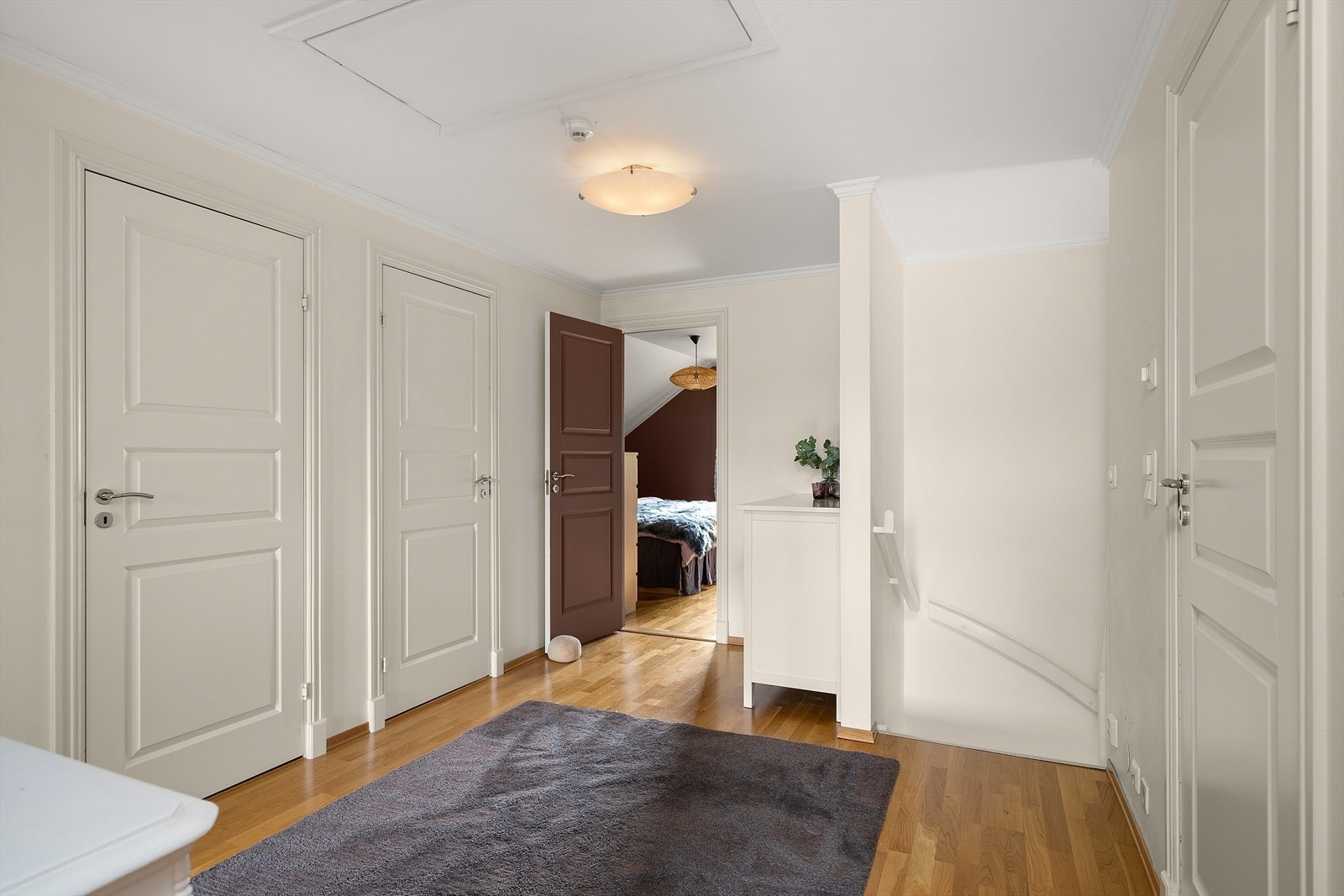 I 2. etasje har du soveromsavdeling med stort bad, 5 soverom hvor et er master bedroom med walk-in og eget bad Galleribilde