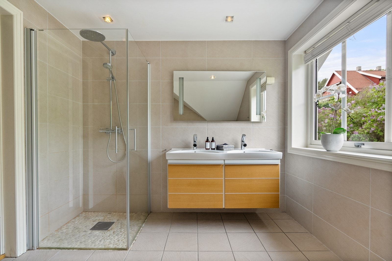 dusje og dobbel servantvask Galleribilde