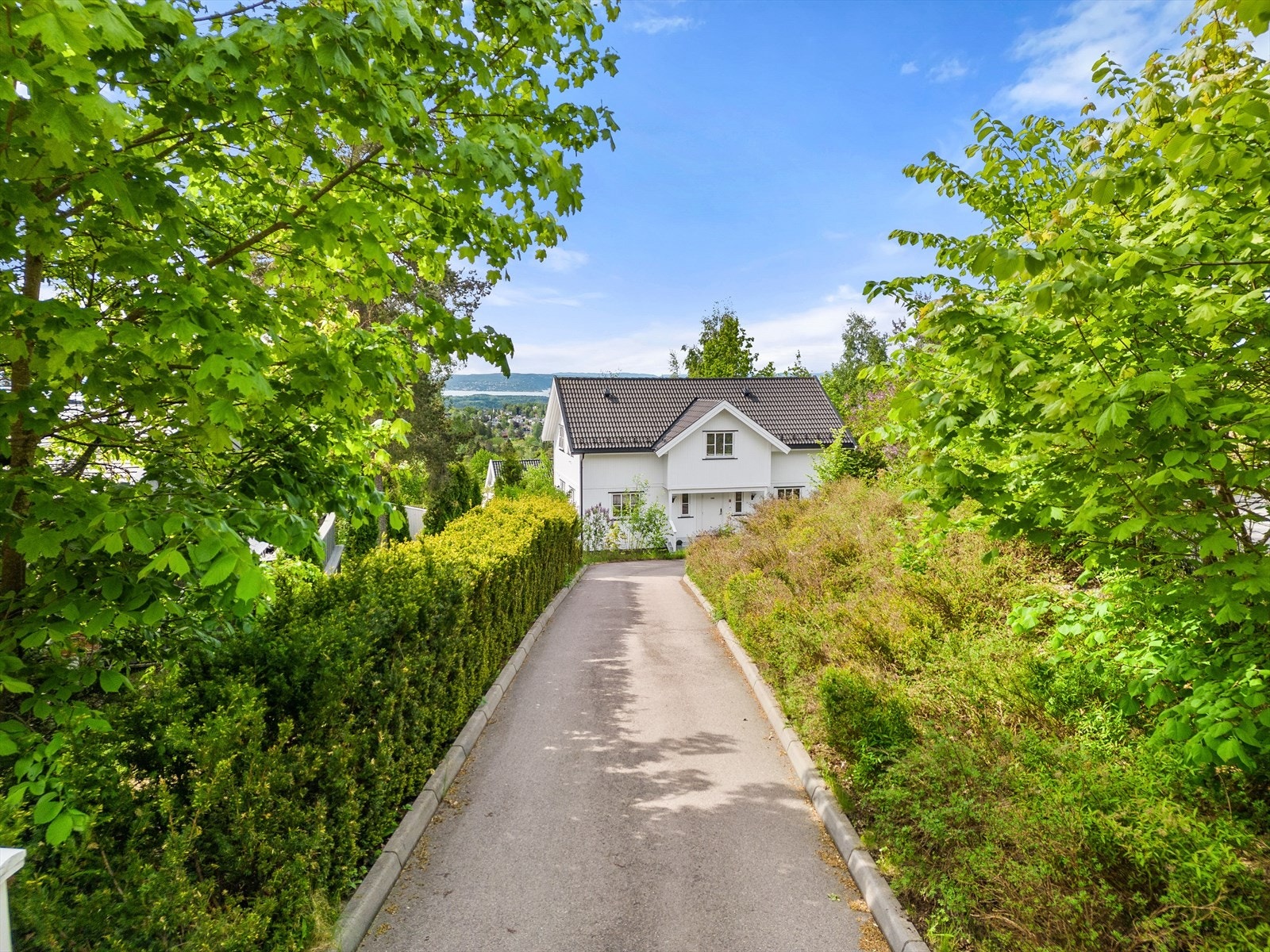 Det er lagt varmekabler utenfor garasjen og helt frem til huset (vannbåren varme) Galleribilde