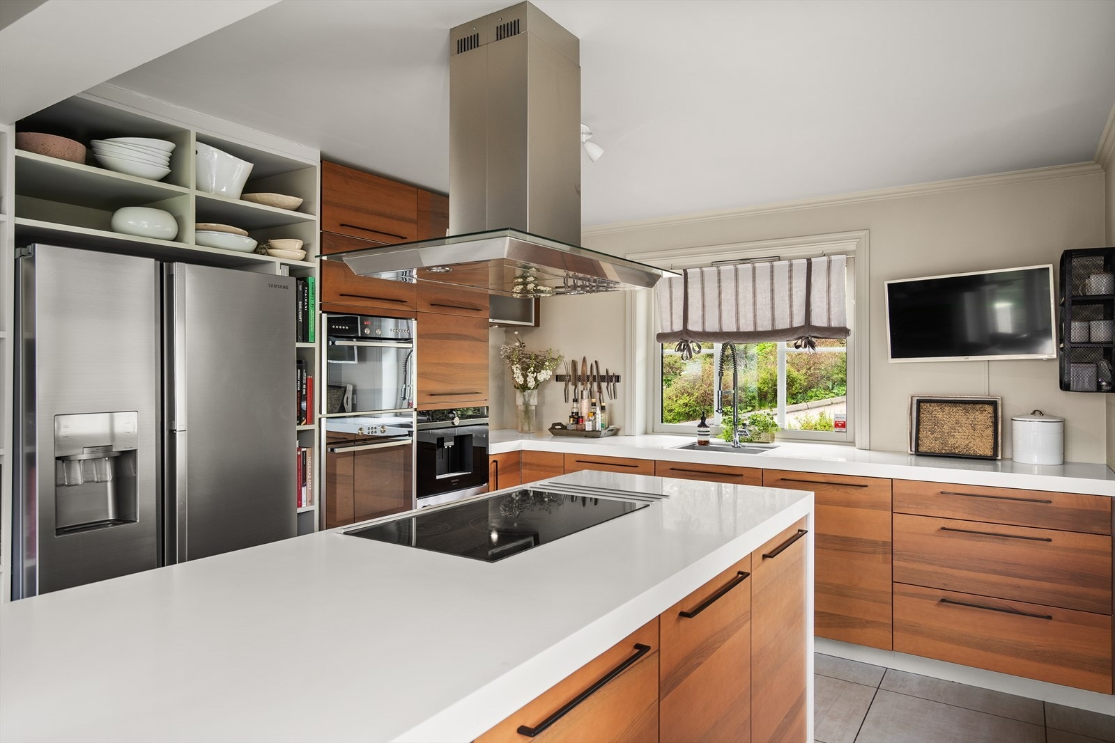 Det er integrert platetopp og mekanisk avtrekksvifte over stekesone Galleribilde