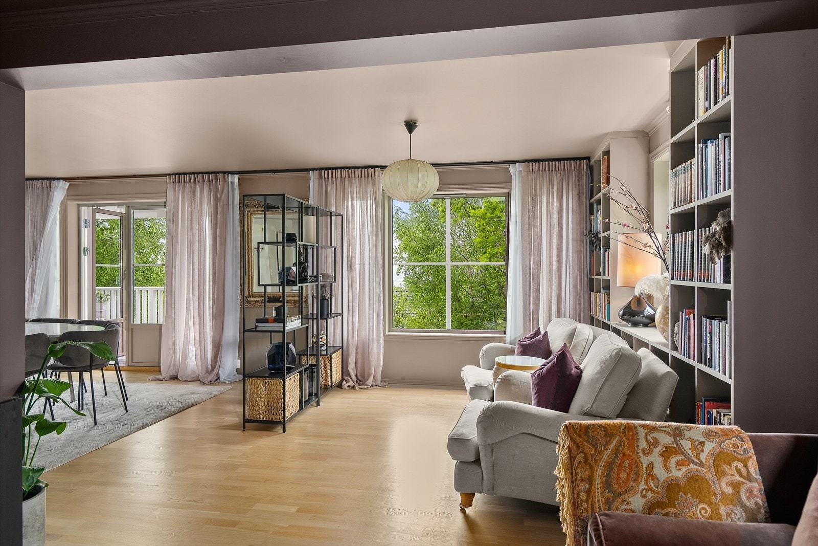 Store rom og vindusflater som gir rikelig med lysinnslipp og en god atmosfære Galleribilde