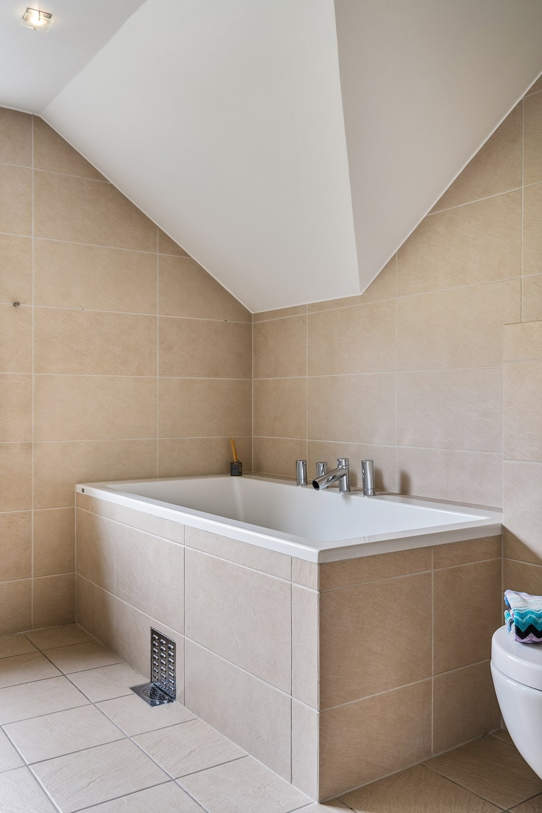 Badekar og veggmontert wc Galleribilde