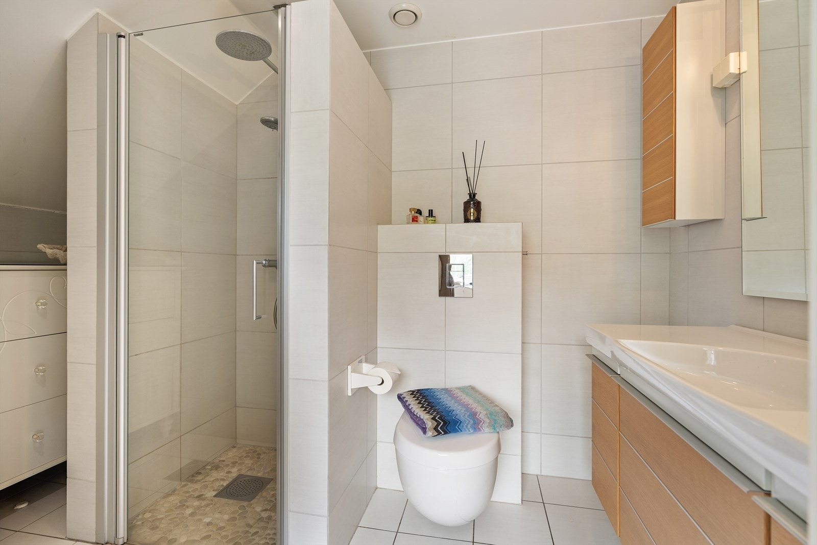 Utstyrt med servant, servantskap, veggmontert wc og dusjnisje Galleribilde