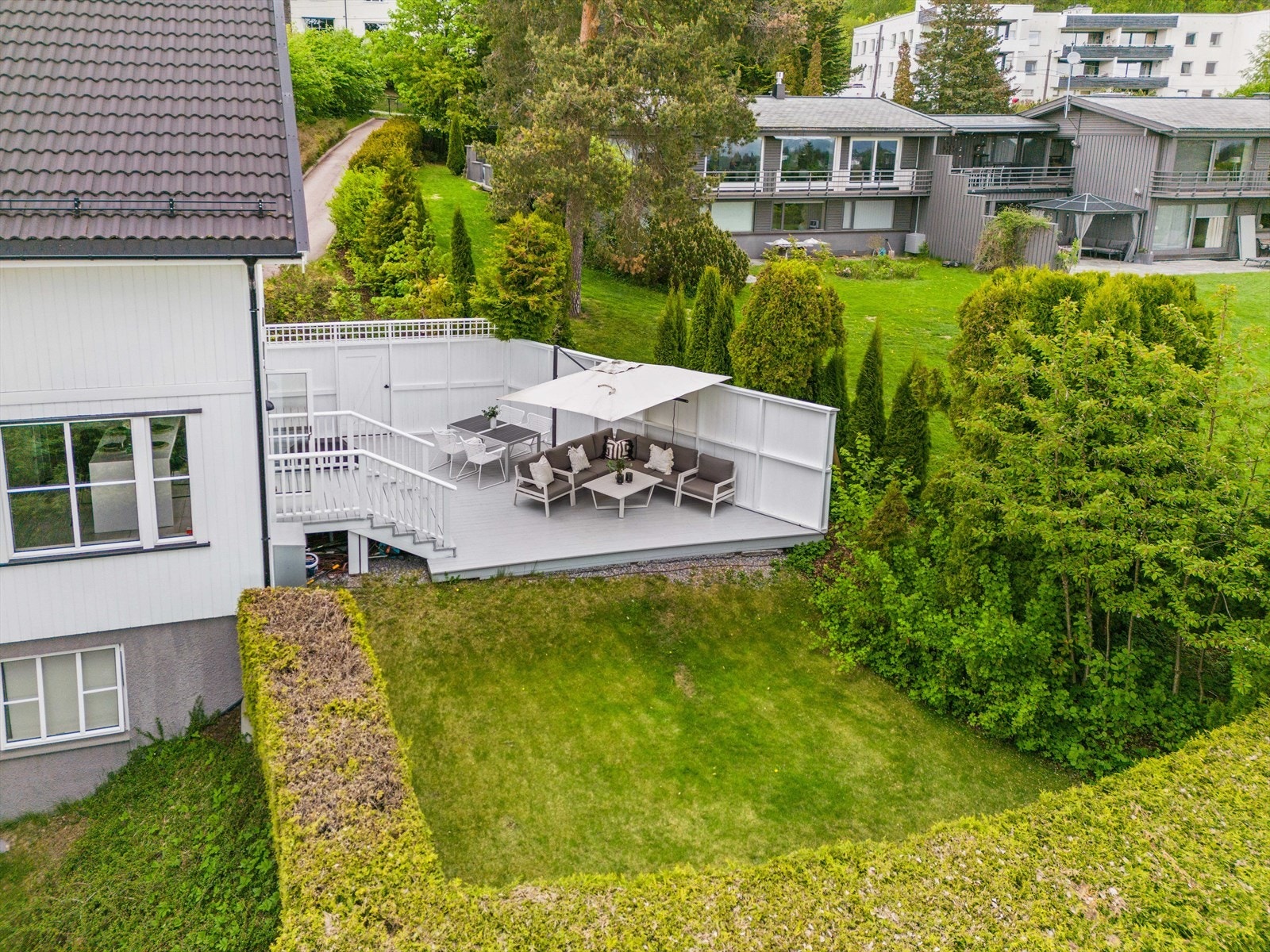 IInnholdsrik enebolig over 3 plan med solrik og skjermet tomt på 1318 m² i idylliske omgivelser Galleribilde