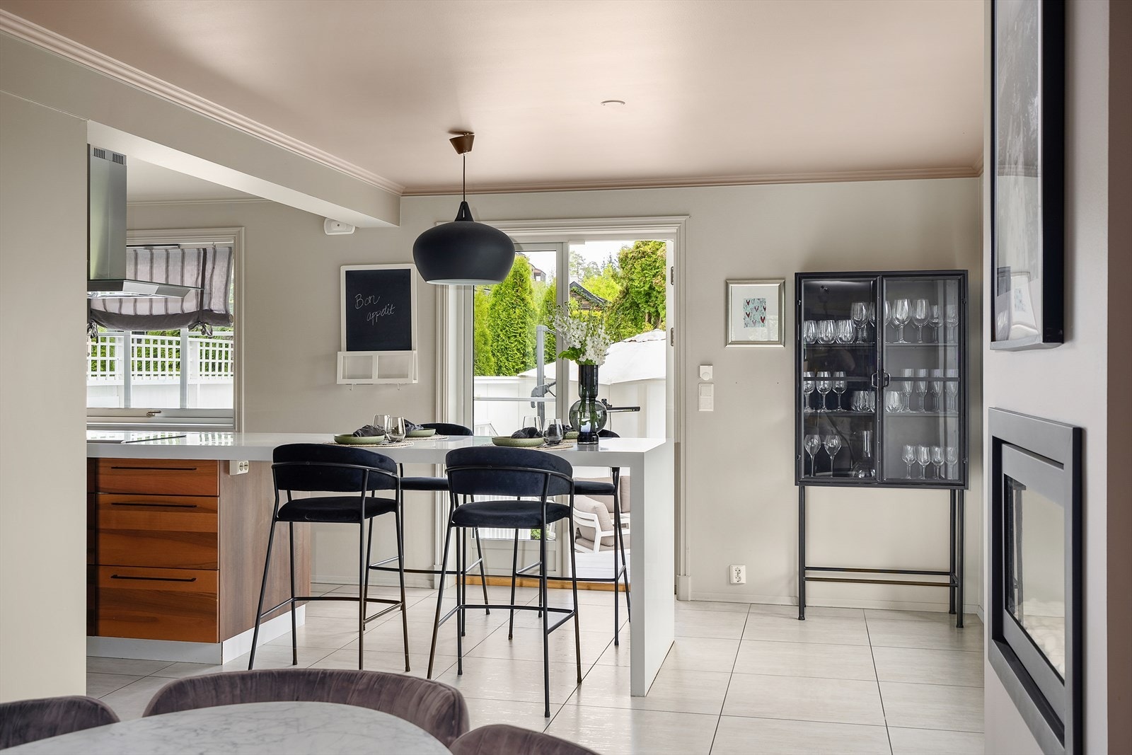 Stort og innholdsrikt kjøkken Galleribilde