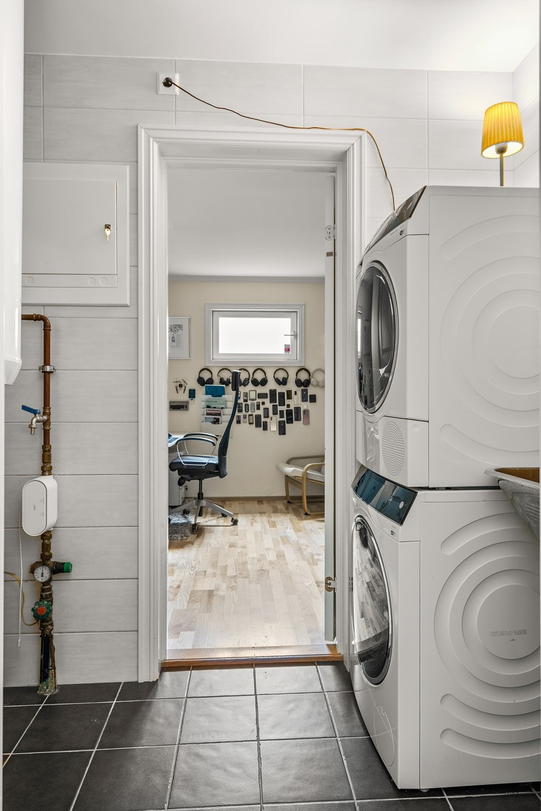 Vaskerom utstyrt med opplegg for vaskemaskin, mekanisk avtrekk, bereder, rørfordelingsskap, vannmåler, stoppekran og skyllekum. Galleribilde