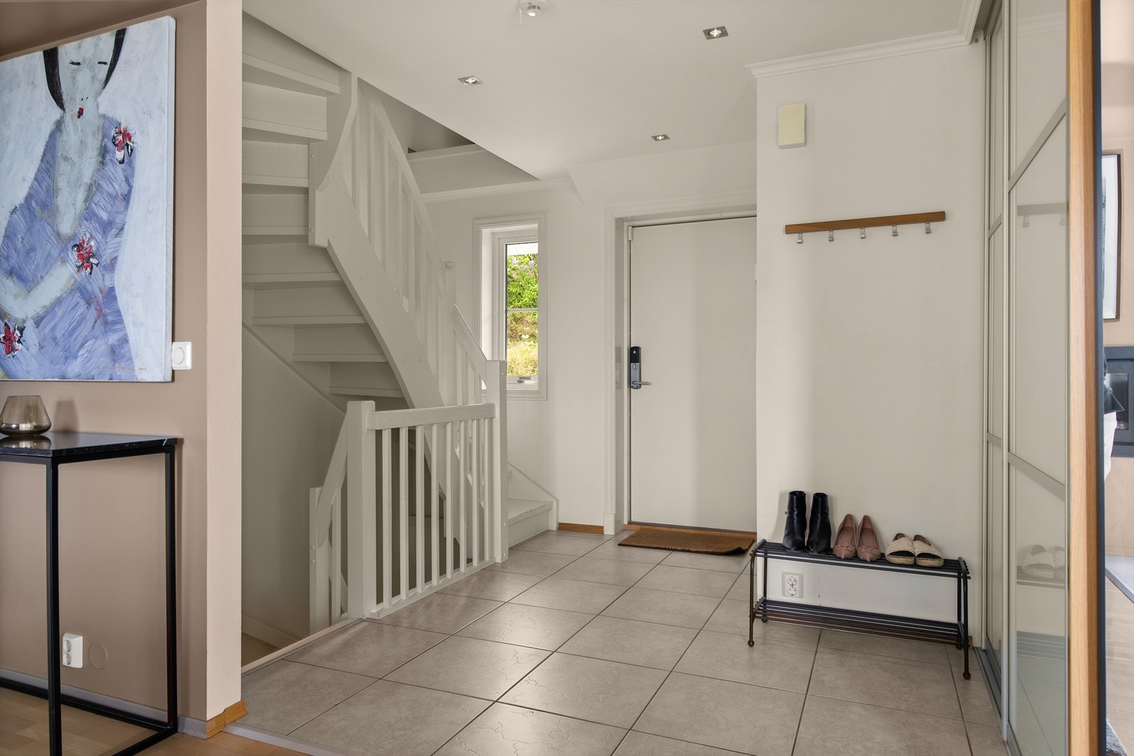 Flislagt hall 1 etg. med stor garderobe Galleribilde