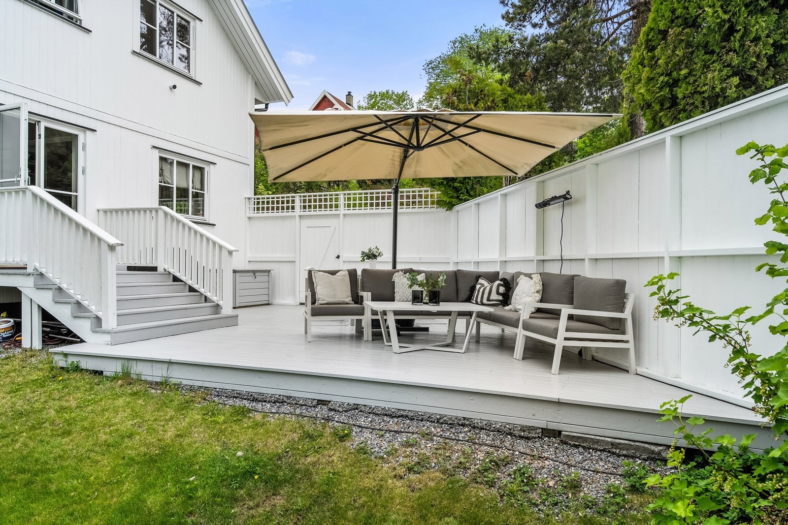 Adkomst fra kjøkken og dør fra husets fremside Galleribilde