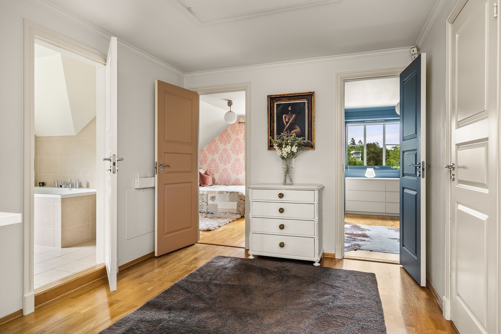 Hall med luke til kaldtloft i himling Galleribilde