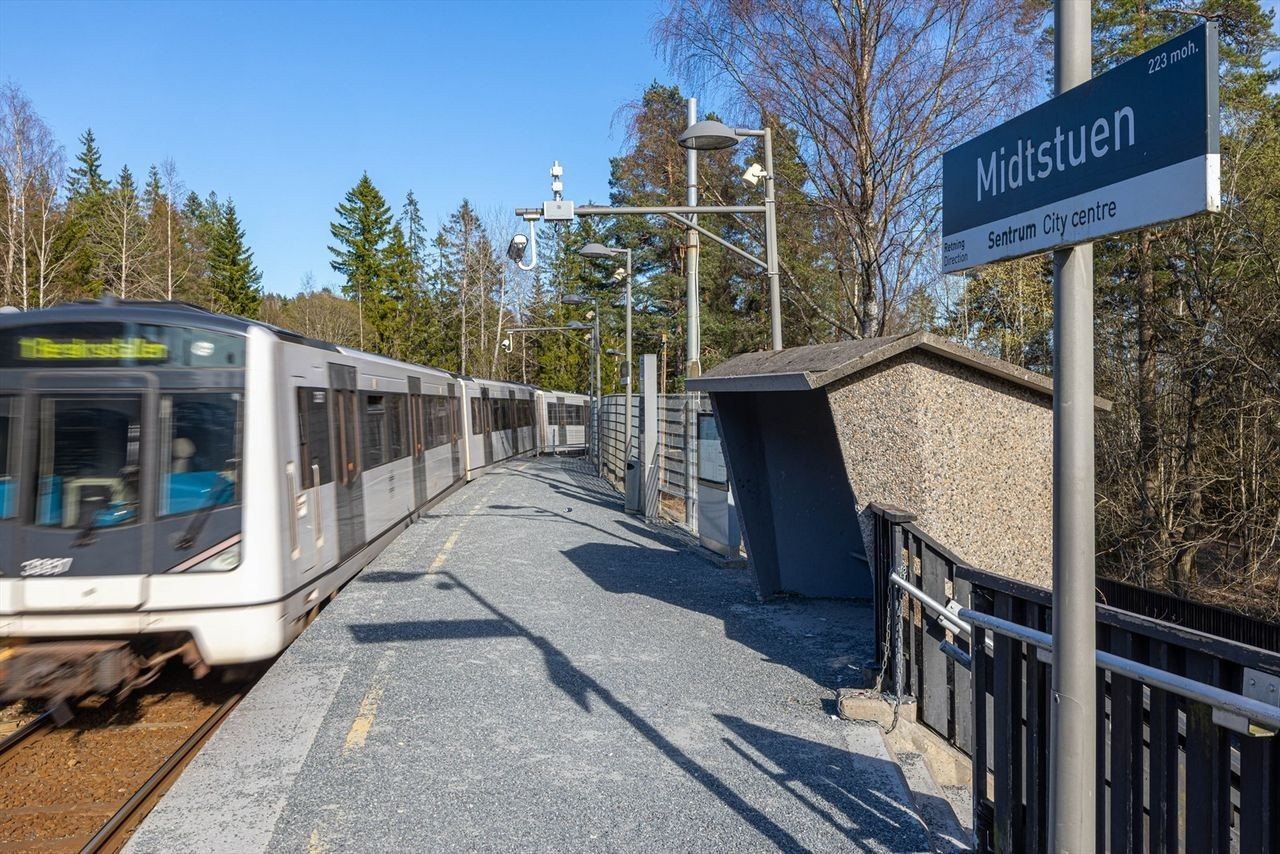 Ca. 5 minutter gange til Besserud og Midtstuen t-banestasjon Galleribilde