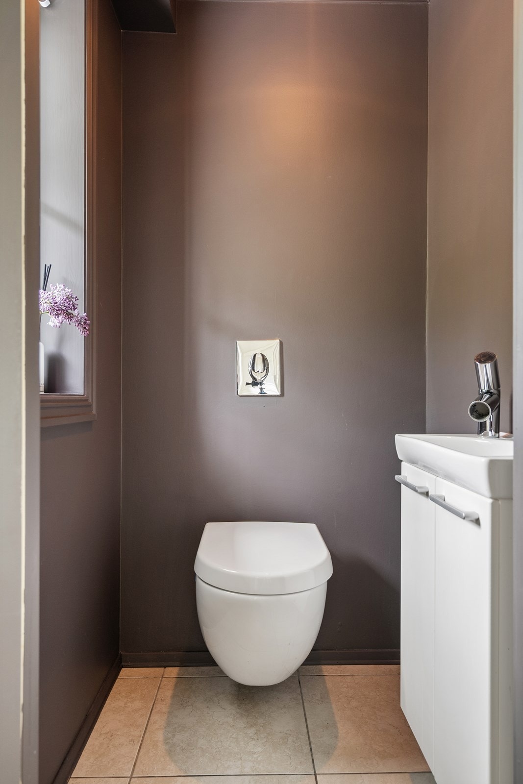 Delikat toalett i 1 etg. med servant, servantskap, mekanisk avtrekk og veggmontert wc Galleribilde