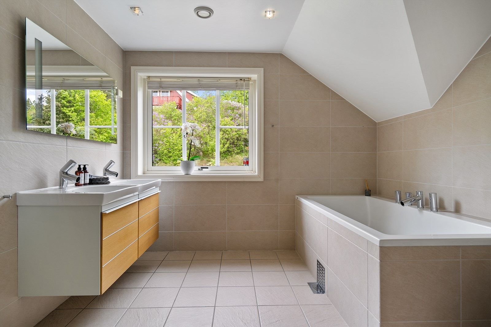 Lekkert flislagt bad med varmekabler og downlights Galleribilde