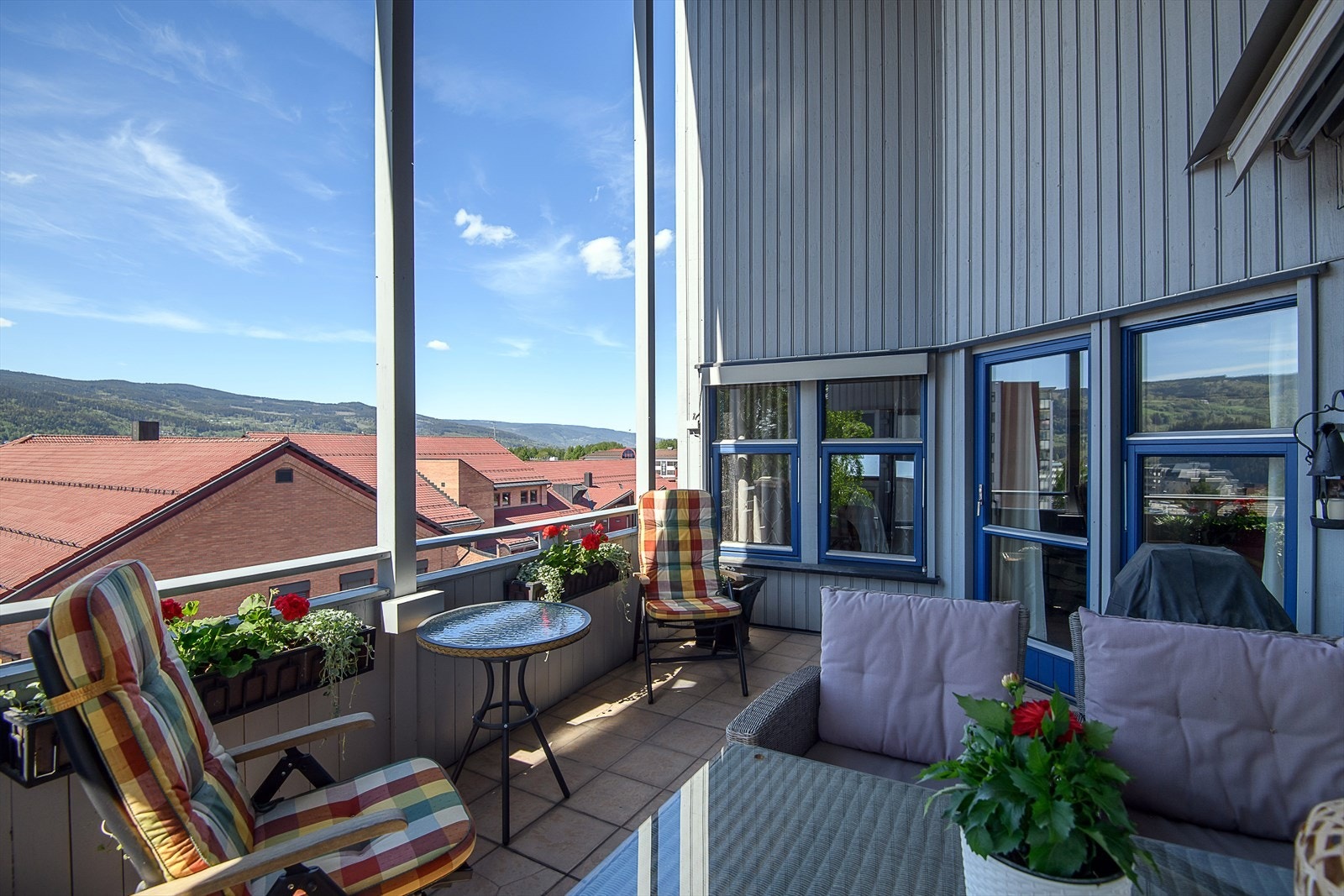 Leiligheten ligger i 3. og 4. etg. og har gode solforhold og fin utsikt. Galleribilde