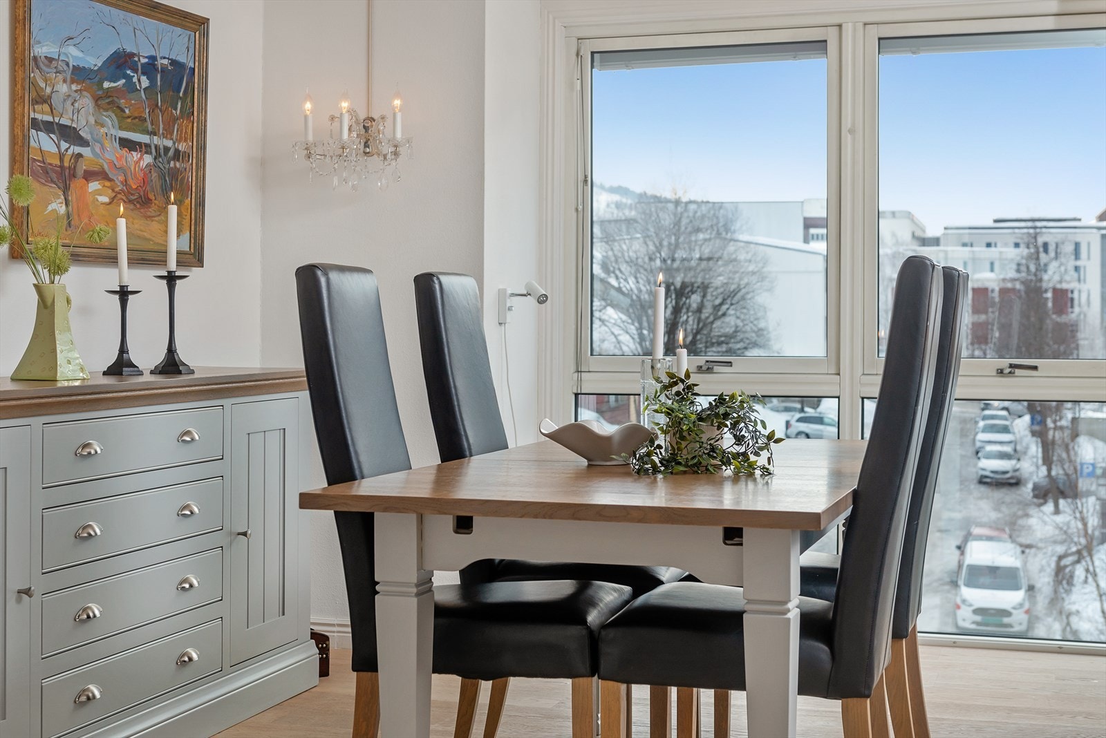 Stor vindusflate ved spiseplass på kjøkkenet gir i tillegg til mye lys, god utsikt mot sør. Praktisk anretningsskap i samme utførelse som kjøkkeninnredningen. Galleribilde