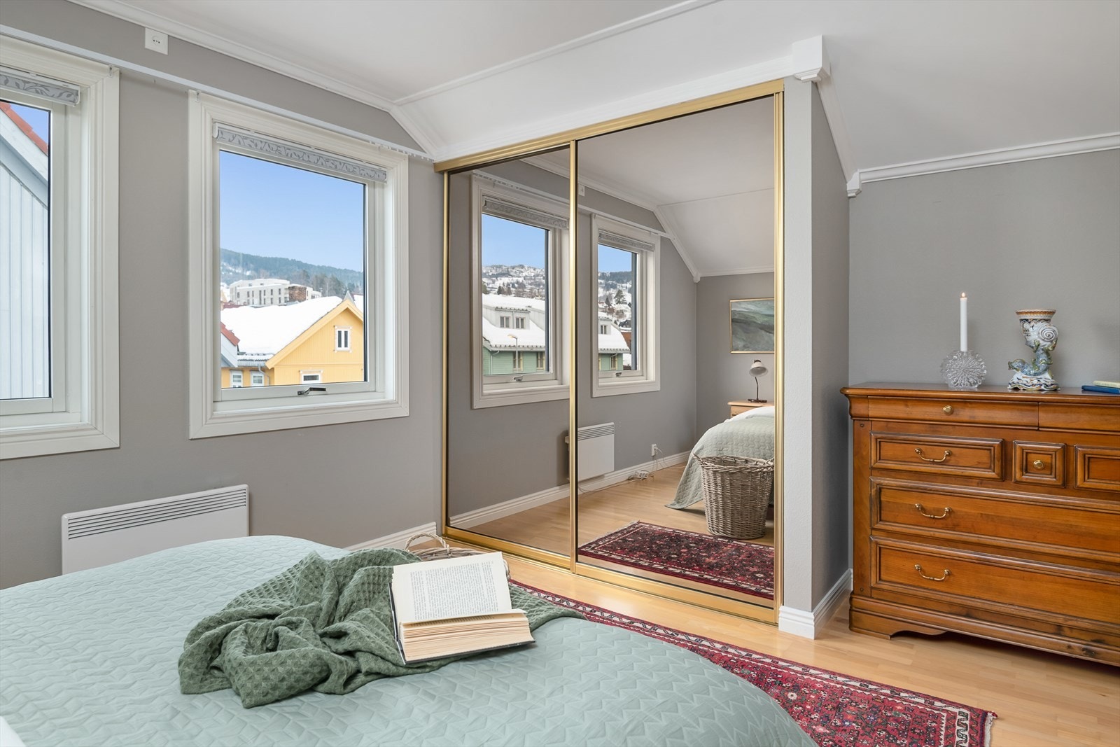 Også på soverom 4 er det montert skyvedørsgarderobe i samme utførelse og kvalitet som ellers i boligen. Galleribilde