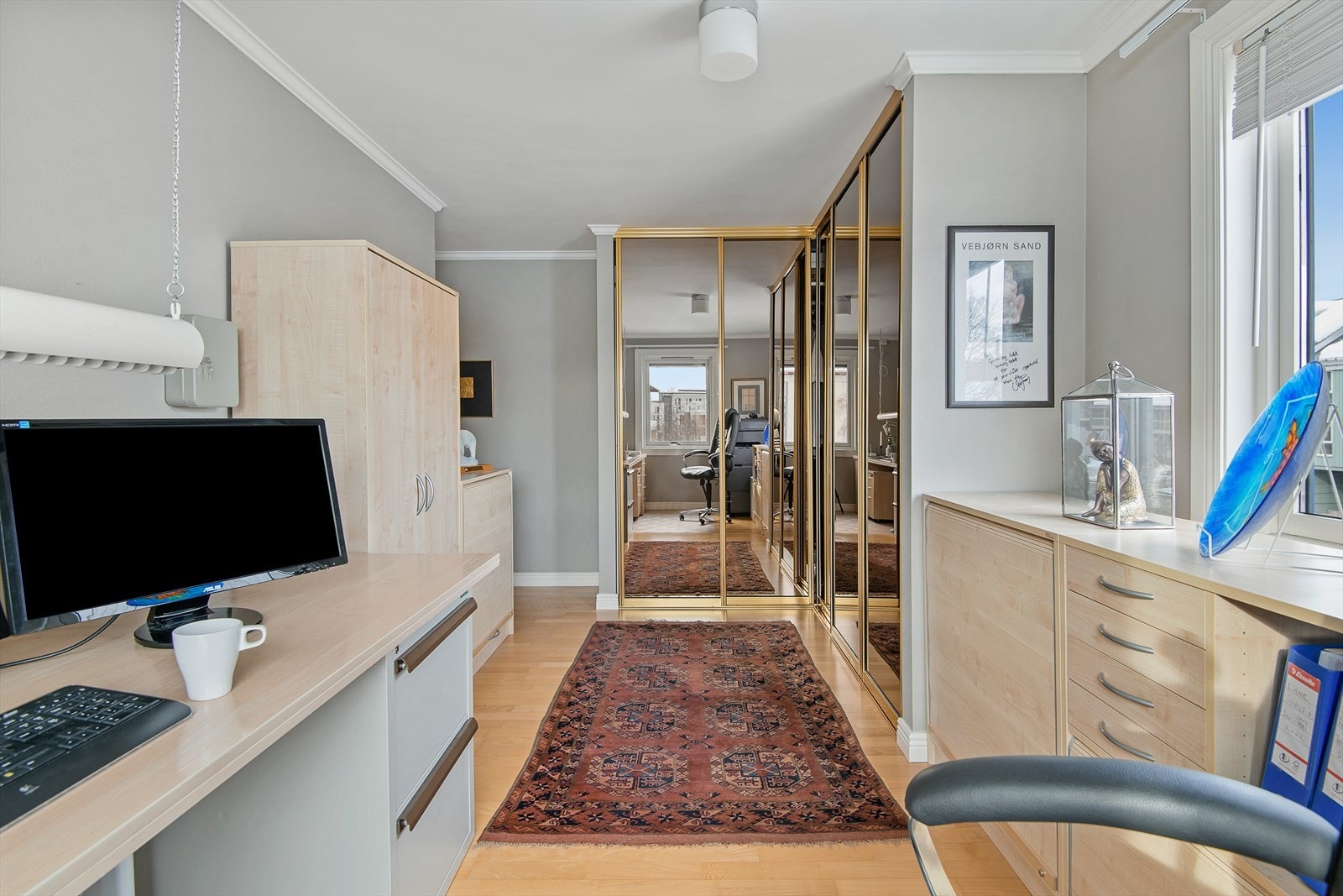 Soverom 2 er innredet med stor skyvedørsgarderobe i samme flotte utførelse som leilighetens øvrige garderober, med speilfronter og messingdetajer. Galleribilde