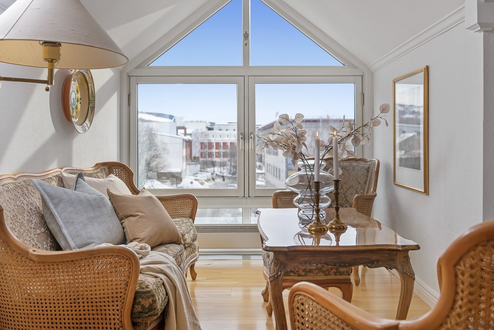Flott utsikt mot sør og Lillehammer sentrum via arkvindu på loftstuen. Galleribilde