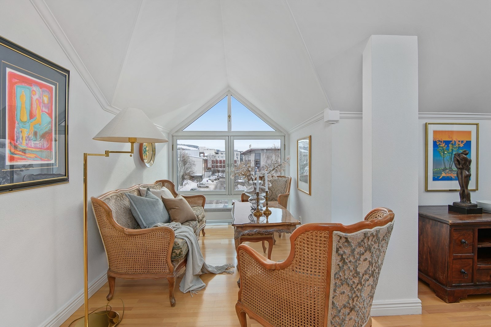 Høy skråhimling og store vinduer mot sør gir godt med lys til den koselige loftstuen. Galleribilde