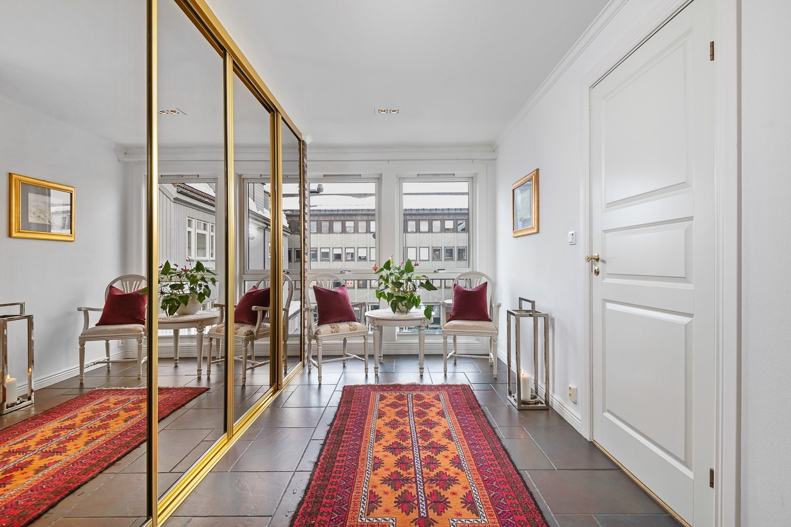 Velkommen inn! Det første som møter deg når du kommer inn i leiligheten, er en lys og romslig gang/hall med en innholdsrik garderobe og store vindusflater mot øst. Galleribilde