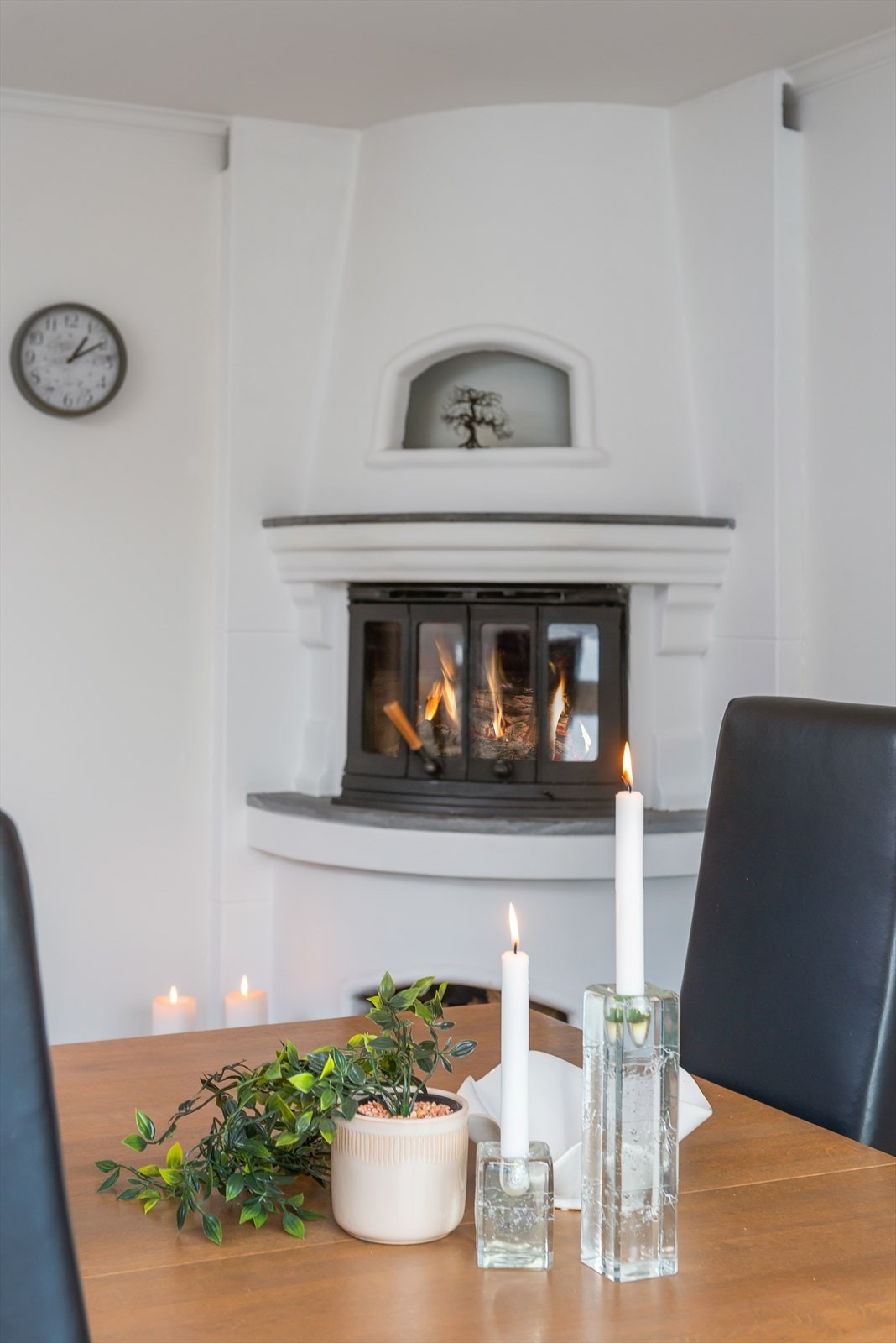 En stemningsskapende peis på kjøkkenet gir en ekstra god og lun atmosfære i i rommet i tillegg til å gi godt med varme. Galleribilde
