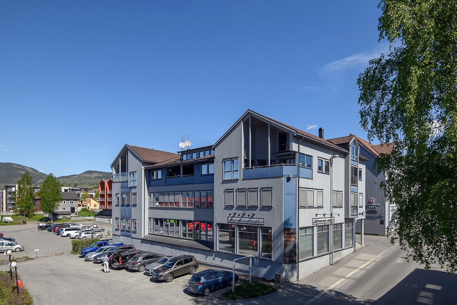 Fasade fra sørvest. Leiligheten går over de to øverste planene i bygget. Galleribilde