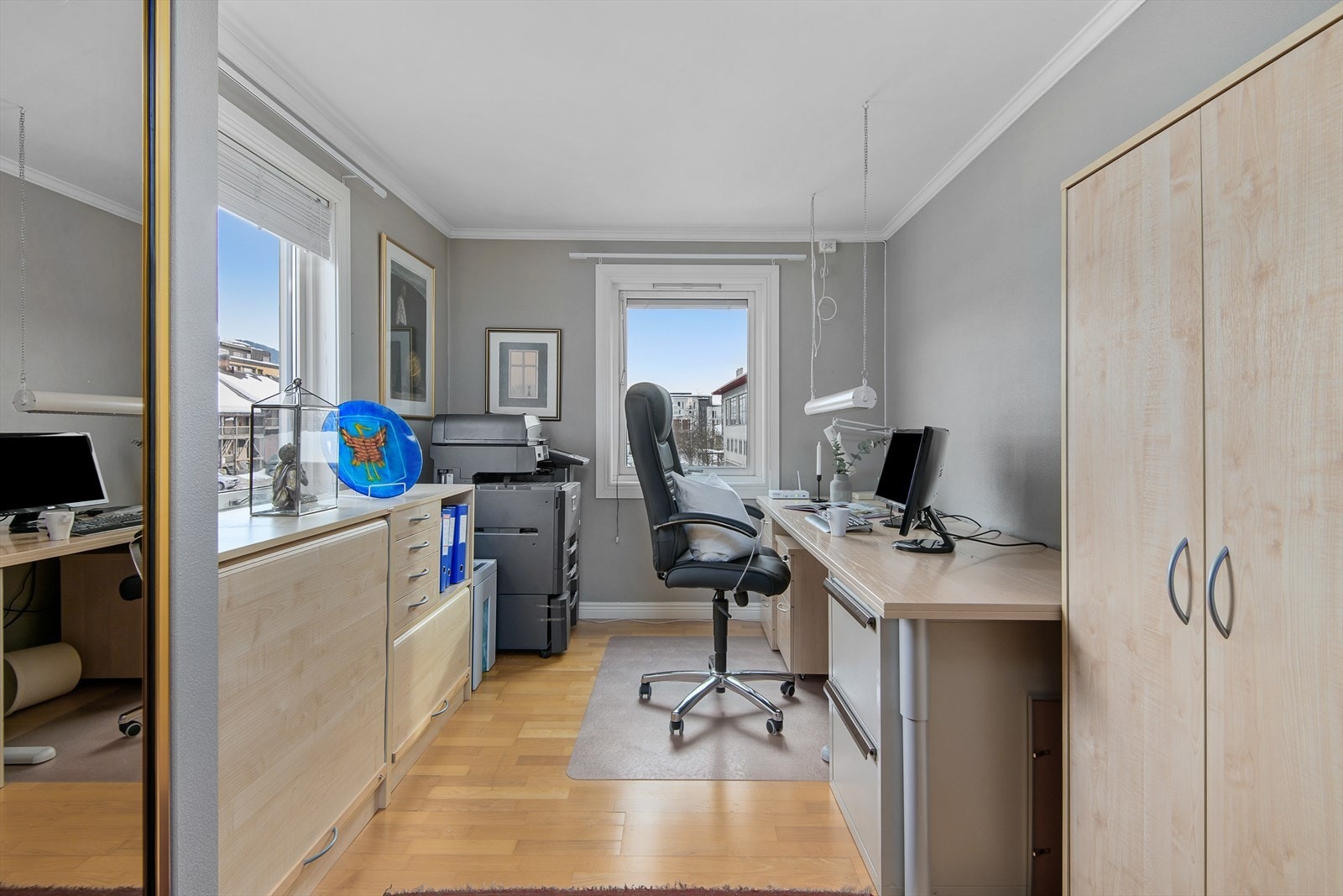 Soverom nr. 2 i hovedetasjen benyttes i dag som kontor. Rommet er av god størrelse og har gjennomlys via vindusflater på to vegger. Galleribilde