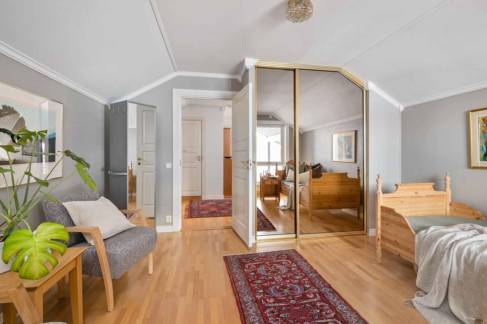 Soverom 4 er også av en meget god størrelse og er innredet med garderobeløsning med spesialtilpassede speilfronter. Galleribilde