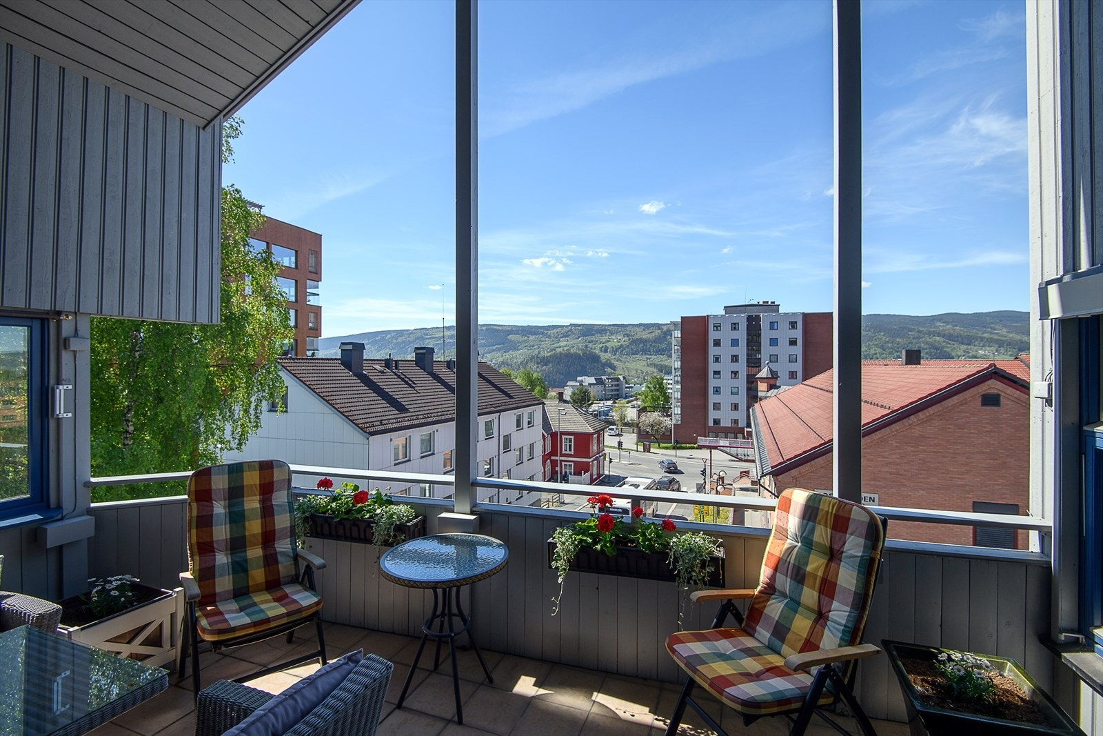 Flott utsikt mot vest fra den solrike, og lune balkongen som har godt med rom for sittegrupper. De fine blomsterkassene i smijern og kobber utførelse medfølger. Galleribilde