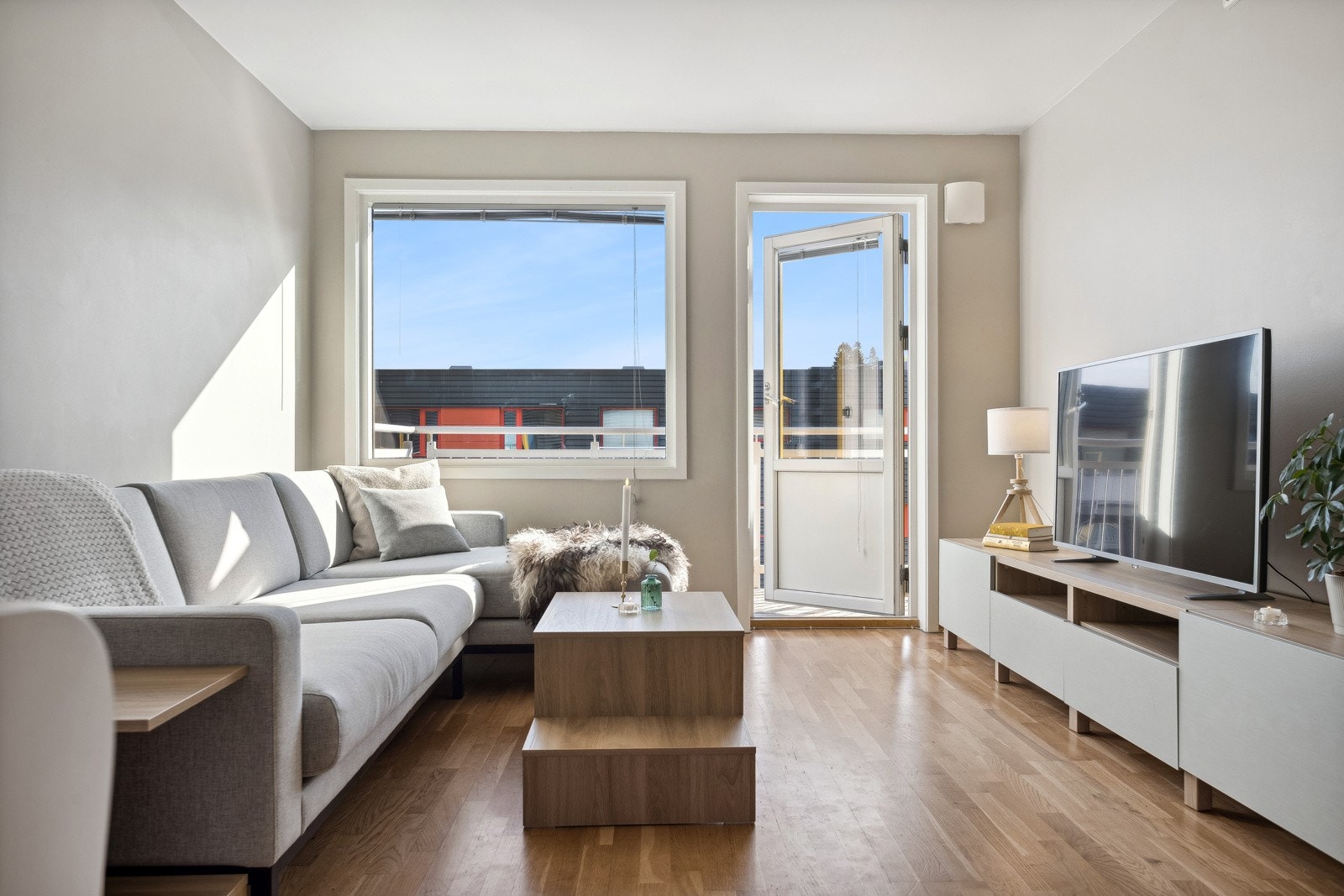 Fra stuen er det utgang til balkongen. Galleribilde