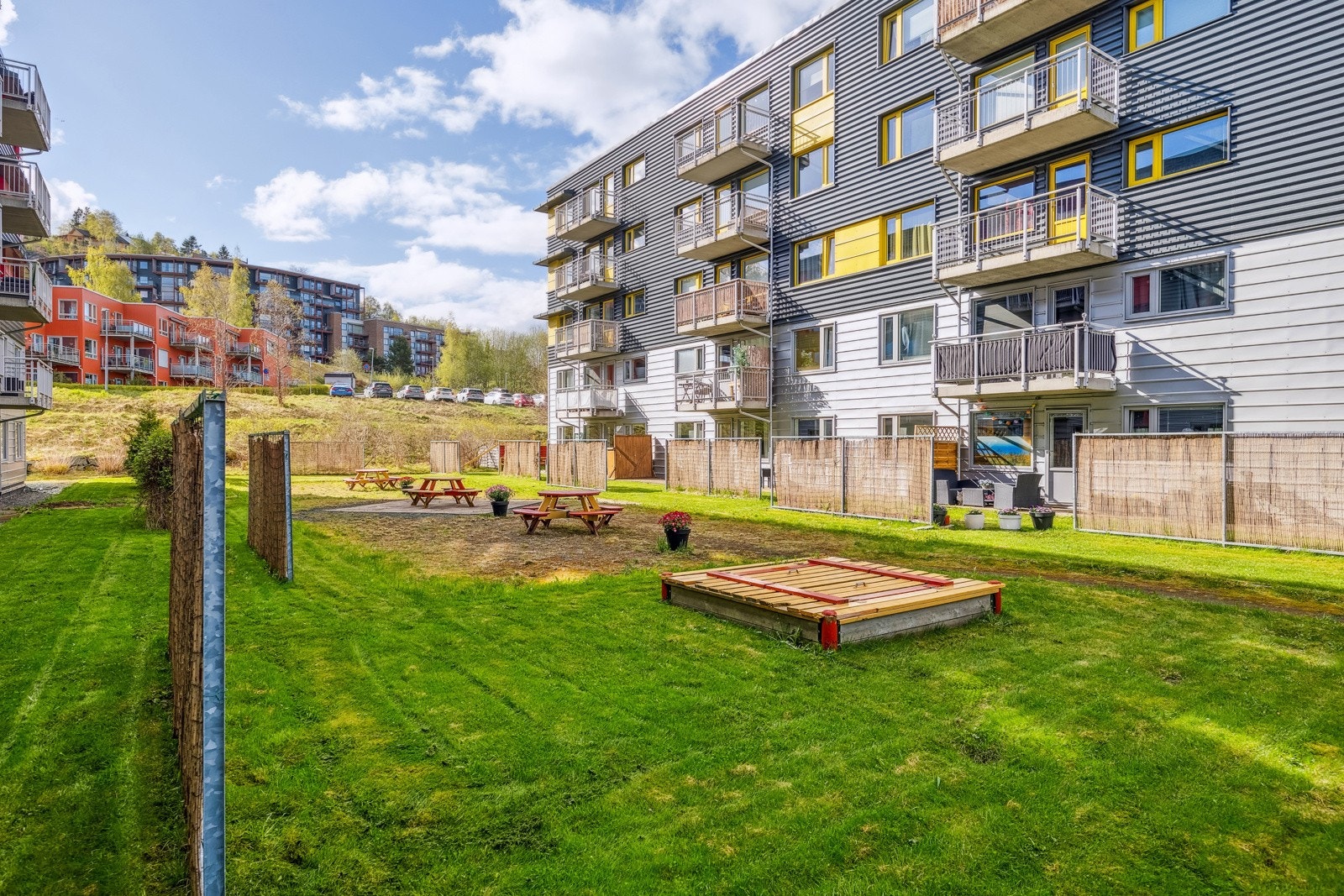 Borettslaget har flotte uteområder med grillplass, sittegrupper og lekeplass. Galleribilde