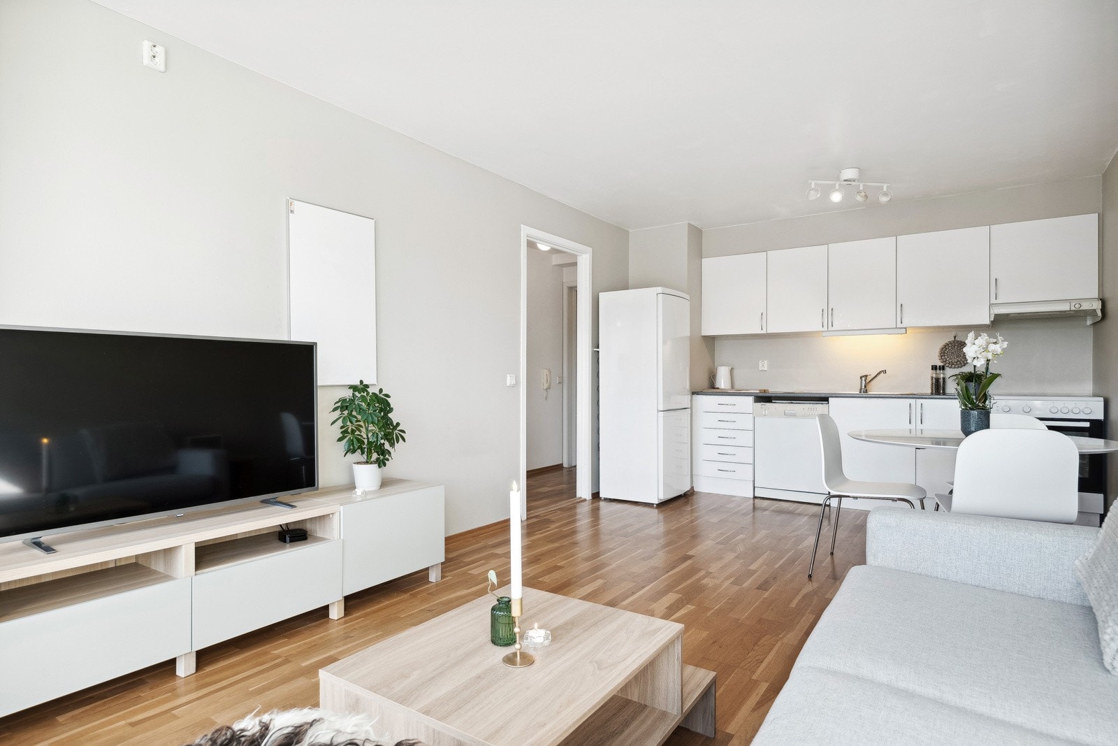 Stuen og kjøkkenet er 21 kvm og har parkett på gulv og lyse moderne farger på vegger. Galleribilde