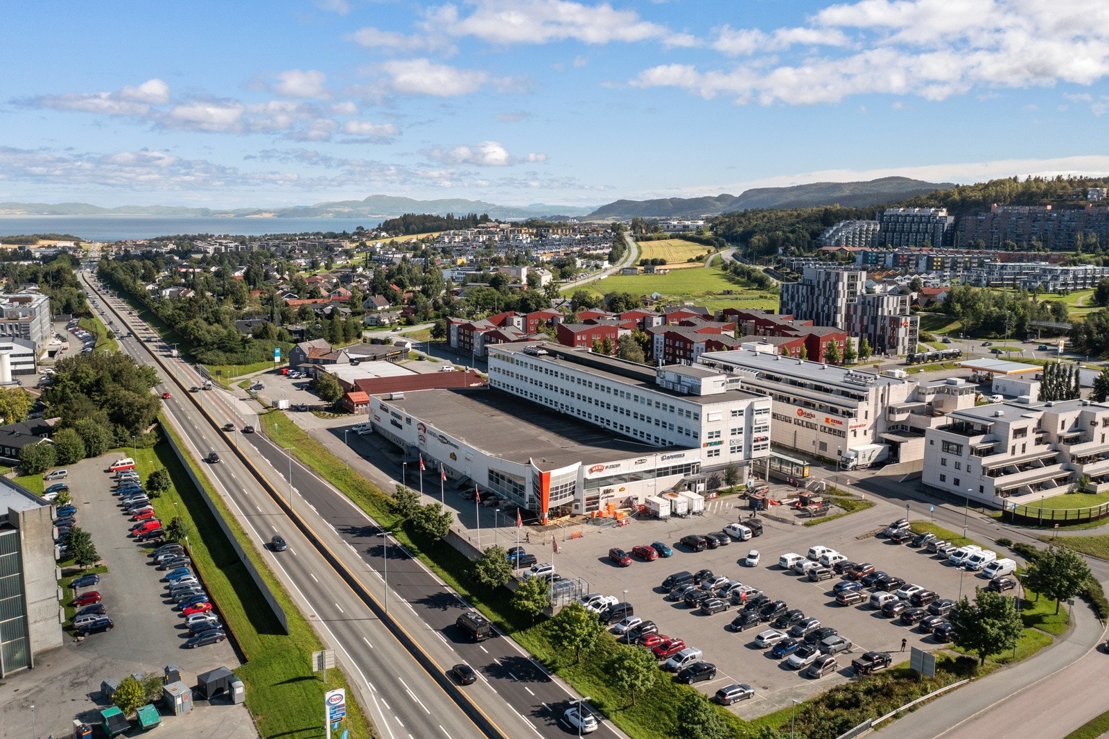 Drone Moholtsenteret med dagligvarebutikken Meny, frisør, sushirestaurant, apotek, blomsterforretning og Nille. Galleribilde