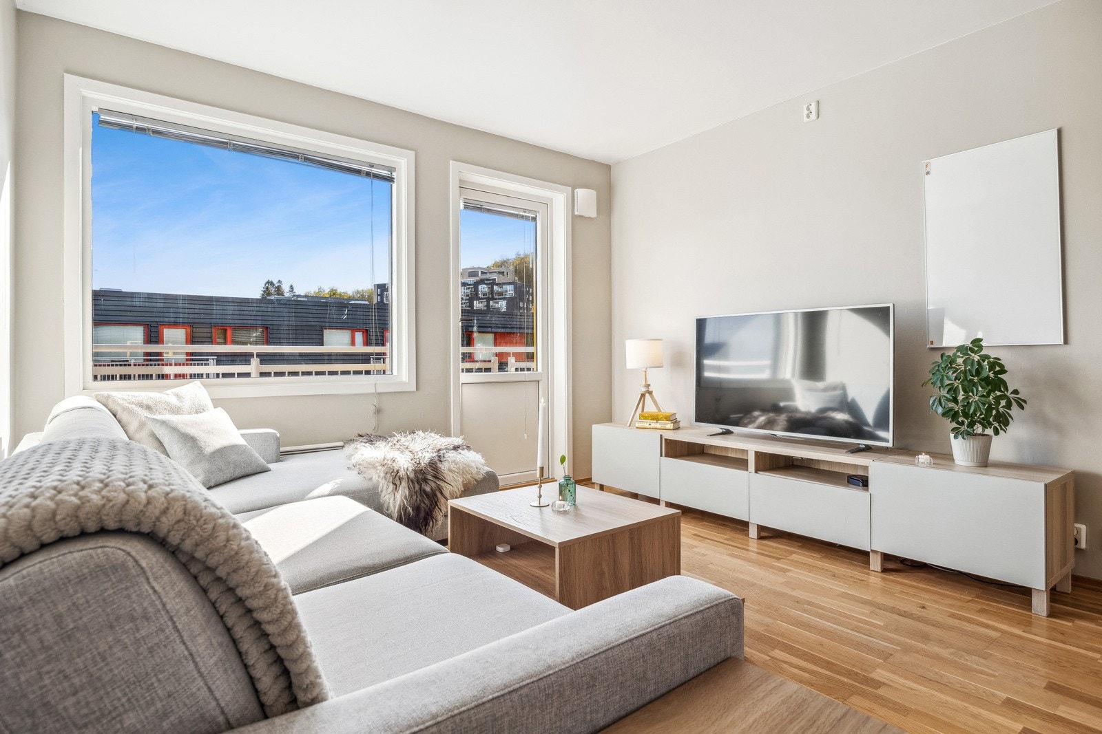 Fra stuen er det utgang til balkongen. Galleribilde