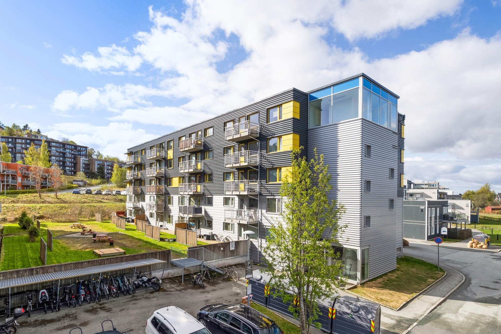 Leiligheten er beliggende i 5. etg. og har en fin utsikt over området, Tyholttårnet og mot Trondheimsfjorden. Borettslaget har flotte uteområder med grillplass, sittegrupper og lekeplass. Galleribilde