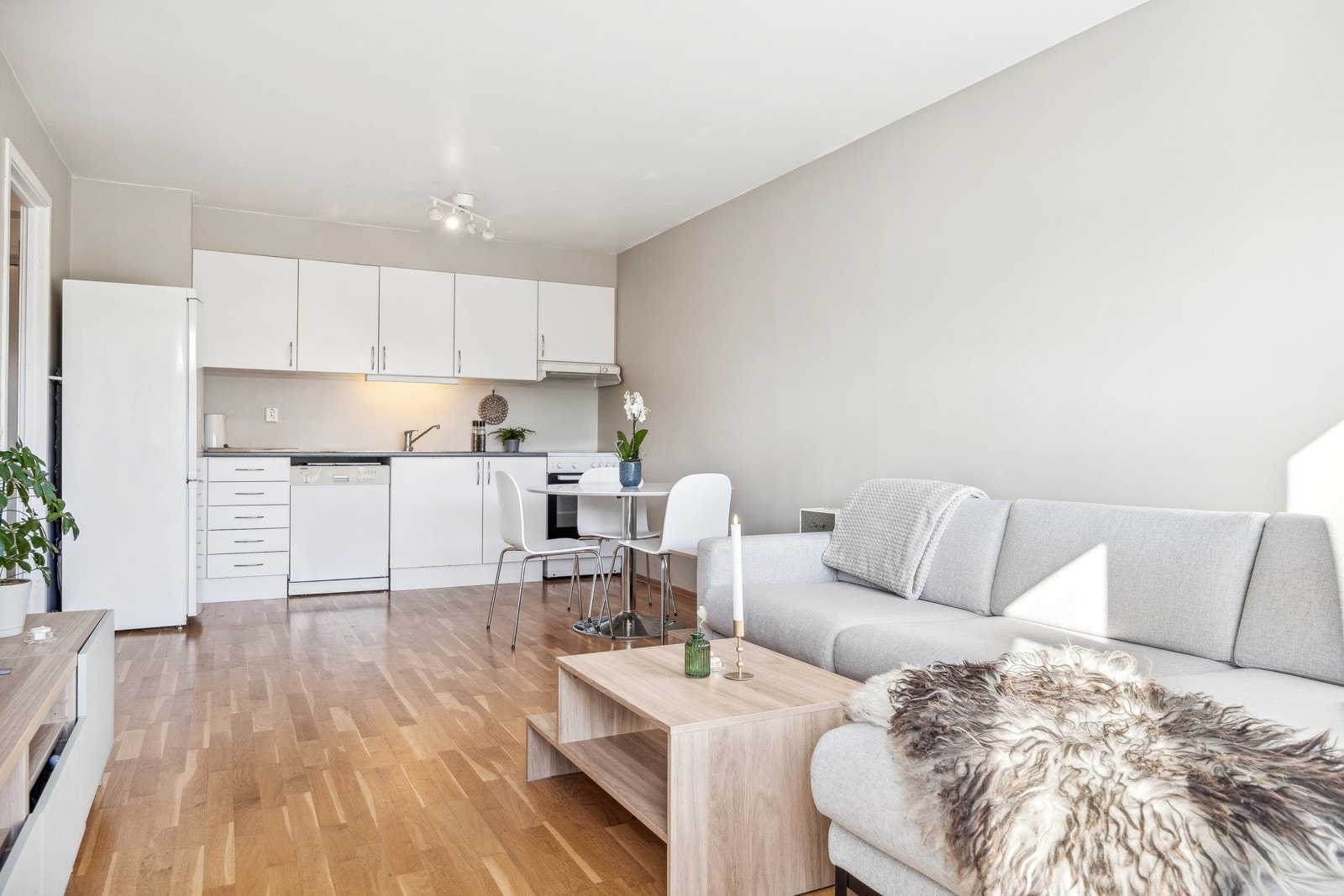 Størrelse på stuen gir god plass til sofa, mediemøblement og spisebord. Galleribilde