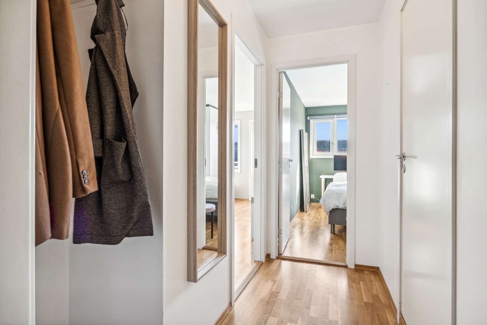Velkommen inn! I gangen er det porttelefon og plass til å sette ifra seg sko og henge opp ytterklær. Galleribilde