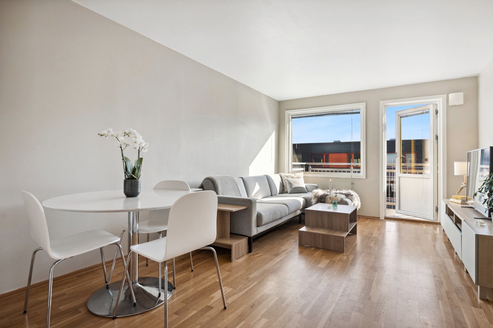 Store vindusflater gir godt med naturlig dagslys inn i leiligheten. Galleribilde