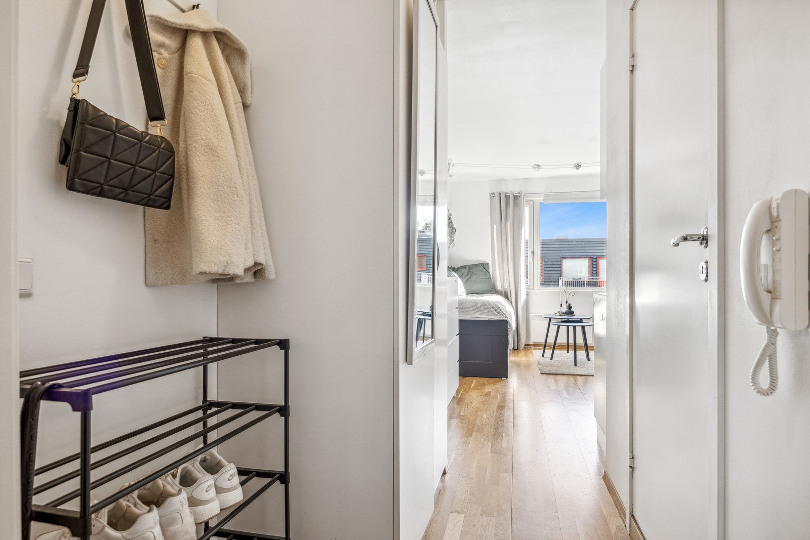 Velkommen inn til utleiedelen som har plass til å sette ifra seg sko og henge opp ytterklær. Her er det også egen porttelefon. Galleribilde